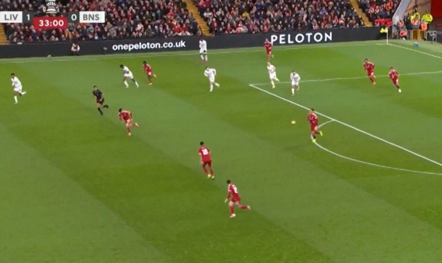 新2网址-无“鞋”可击的进攻，加克波提着一只战靴从后场推进到前场